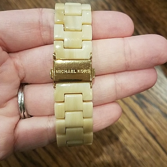 Michael Kors Horn Jet Set Watch - Picture 3 of 4